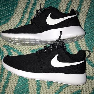 Black & white Nike roshe one